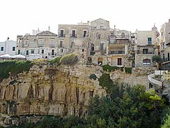 Vieste, Pizzomunno, Gargano - Splendida citt&agrave; sul Gargano, con numerosi alberghi, residence, hotel, villaggi, pensioni, agenzie e agriturismo a disposizione del Turismo. 