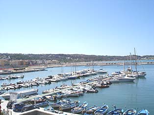 Vieste, Pizzomunno, Gargano - Splendida città sul Gargano, con numerosi alberghi, residence, hotel, villaggi, pensioni, agenzie e agriturismo a disposizione del Turismo. 