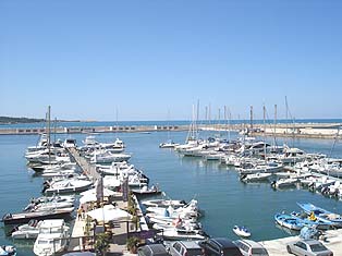 Vieste, Pizzomunno, Gargano - Splendida città sul Gargano, con numerosi alberghi, residence, hotel, villaggi, pensioni, agenzie e agriturismo a disposizione del Turismo. 